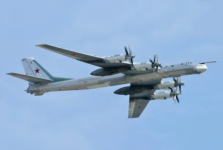 Супутниковий знімок аеродрому «Енгельс-2» з ураженим Ту-95 і відірваною хвостовою частиною