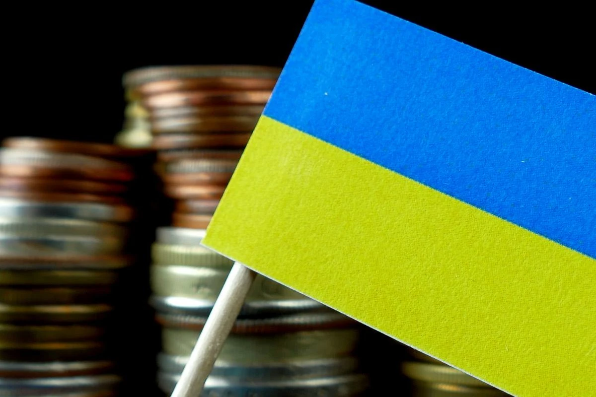 Графік зростання цін в Україні та будівля Національного банку