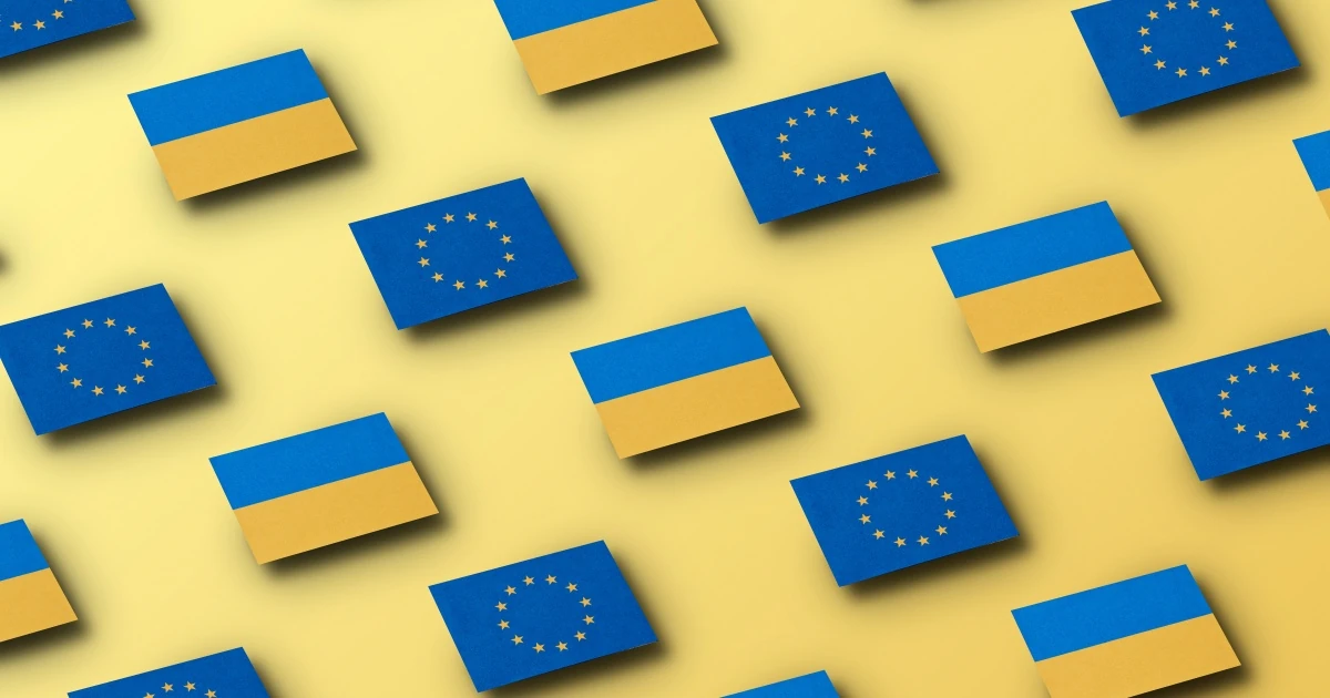 Логотип ЄС та прапор України на тлі повідомлення про перерахування траншу