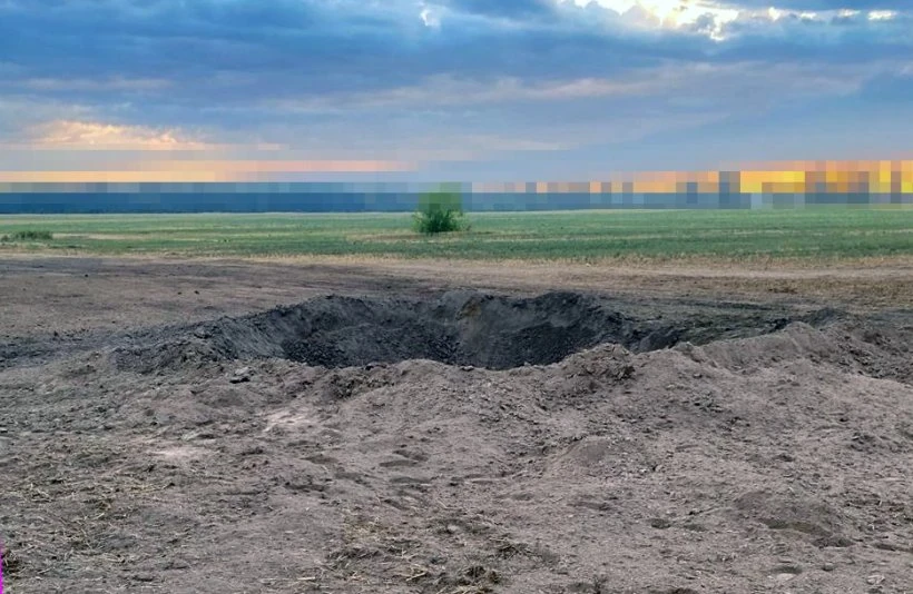 Уламки крилатої ракети з слідами куль та вирва на полі на Київщині (фото ДПСУ)