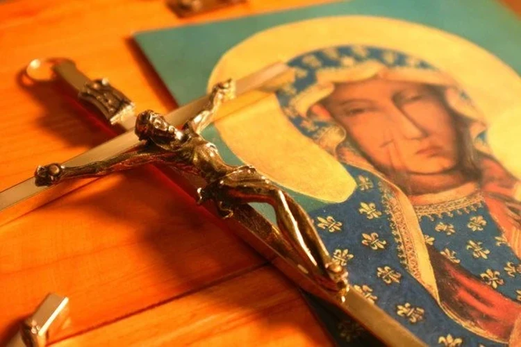 Ікона Воздвиження Хреста Господнього із зображенням патріарха, який піднімає Хрест, та святкові листівки з привітаннями