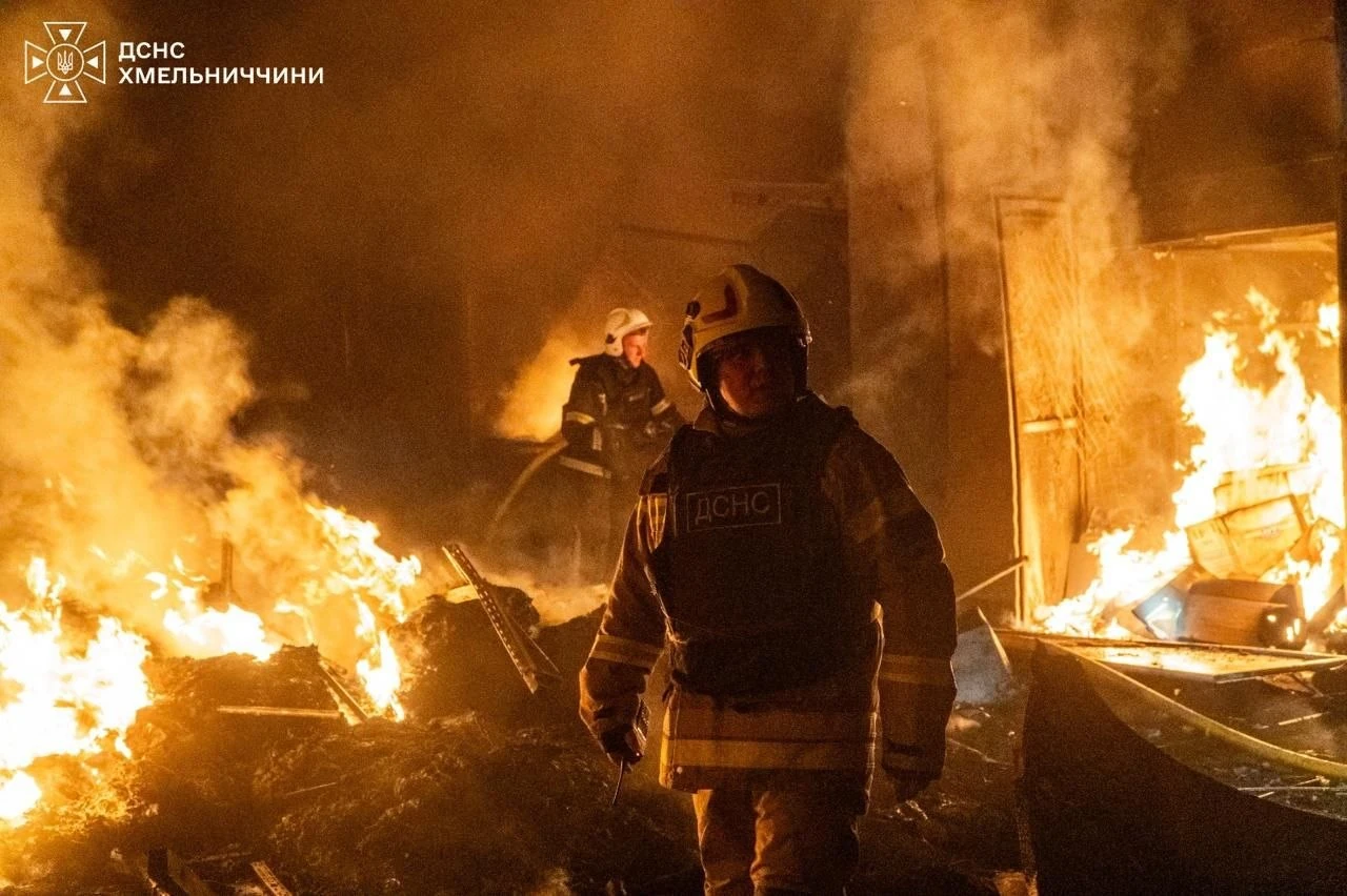 Наслідки нічного удару по ринку в Хмельницькому, фото ДСНС
