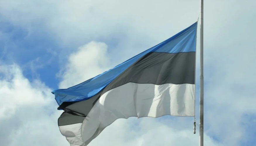 Прапори Естонії та Франції на тлі символіки ядерного стримування