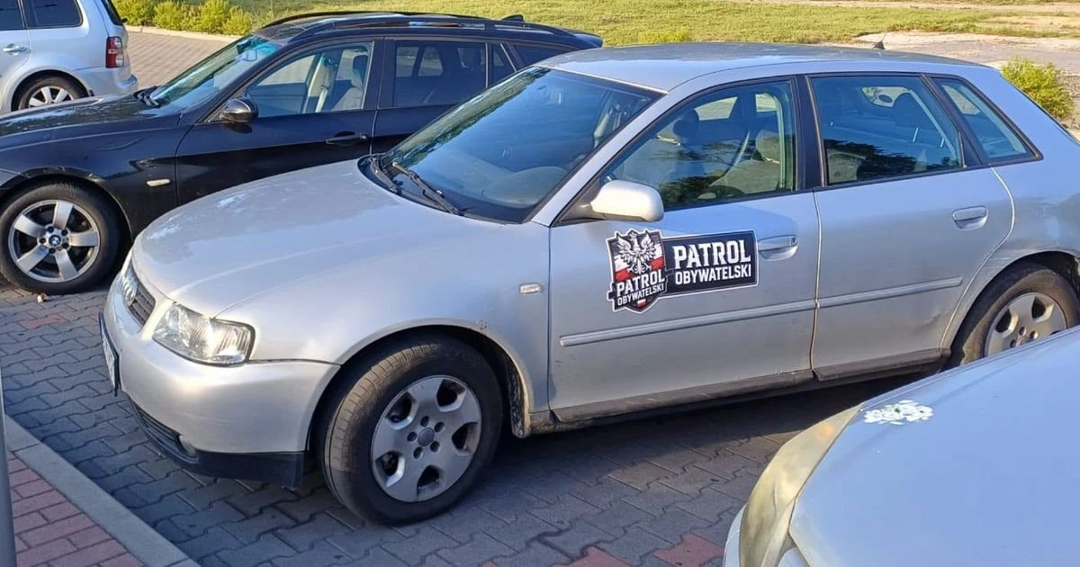 Члени Patrole Obywatelskie із маркуванням на автомобілях під час з'їзду